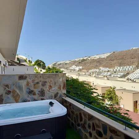 Valley View Holidays דירה